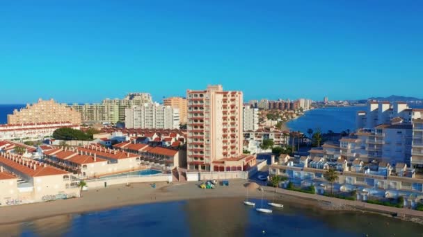 Flygvy. Panoramautsikt över gator, vägar och byggnader foreland La Manga del Mar Menor, Cartagena, Murcia, Spanien. — Stockvideo