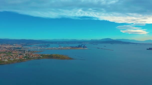 Algeciras'ın Cebelitarık körfezi kargo limanı ve körfezinde manzara. Cebelitarık, İngiltere, Avrupa. — Stok video