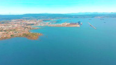 Algeciras'ın Cebelitarık körfezi kargo limanı ve körfezinde manzara. Cebelitarık, İngiltere, Avrupa.