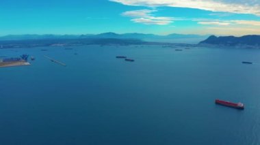 Havadan görünüm. Cebelitarık sınırı yakınlarında denizde savaş gemileri, mavnalar ve tekneler, İspanya.