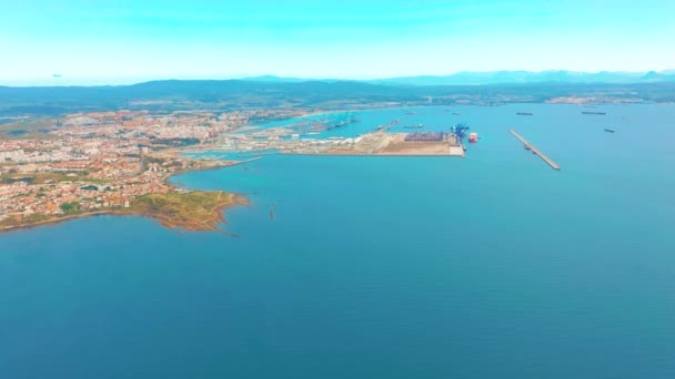 Algeciras'ın Cebelitarık körfezi kargo limanı ve körfezinde manzara. Cebelitarık, İngiltere, Avrupa. — Stok video