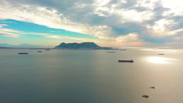 Vue aérienne. Navires de guerre, péniches et bateaux dans la mer près de la frontière de Gibraltar, Espagne . — Video