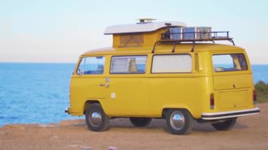 Denize karşı kamp bir closeup rv.
