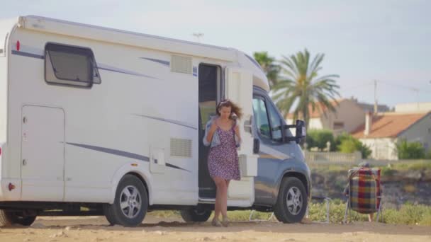 Avontuurlijke reizen in camper. Reizende vrouw door Mobile motorhome RV Campervan. — Stockvideo