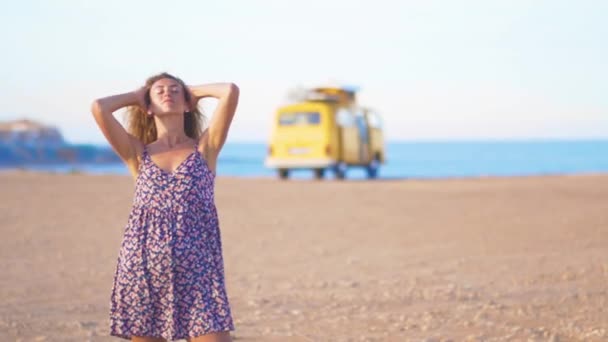 Крупним планом дівчина на фоні rv кемпінг проти моря . — стокове відео