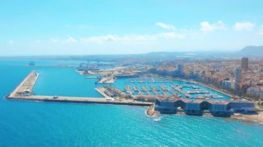 Dağ ve kale manzaralı denize karşı şehrin havadan görünümü. Alicante, İspanya.