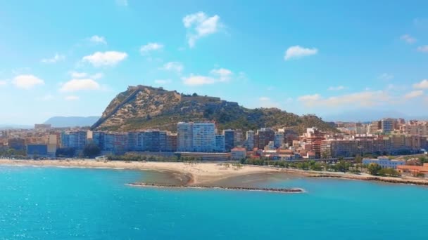 Luchtfoto van de stad tegen de zee met uitzicht op de bergen en het fort. Alicante, Spanje. — Stockvideo