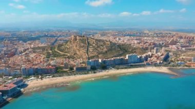 Alicante, İspanya. Dağ ve kale manzaralı denize karşı şehrin havadan görünümü.