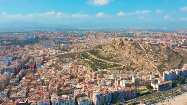 Alicante, İspanya. Dağ ve kale manzaralı denize karşı şehrin havadan görünümü. — Stok video