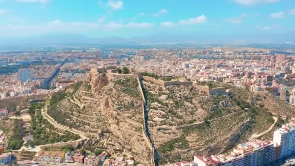 Vista aérea del castillo de Santa Bárbara en Alicante, España . — Vídeos de Stock