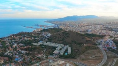 Deniz ve dağlar çevreleyen Malaga Costa del Sol havadan görünümü.