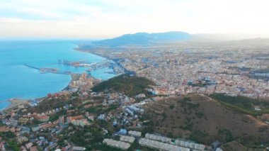 Malaga, Ispanya. Malaga 'da bir drone tarafından çekilen bir panorama. Şehir binaları ve sahil manzarası. Gemiler ve liman.