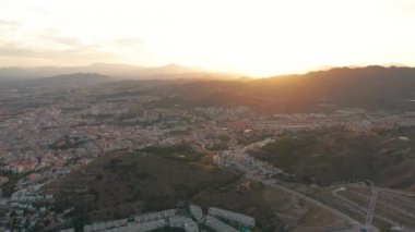 Malaga, Ispanya. Malaga 'da bir drone tarafından çekilen bir panorama. Şehir binaları ve sahil manzarası. Gemiler ve liman.