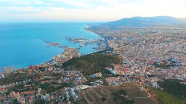 Flyg utsikt över Malaga Costa del Sol med havet och bergen som omger det. — Stockvideo