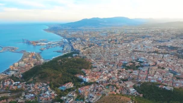 Letecký pohled na Malaga Costa del Sol s mořem a horami kolem něj. — Stock video