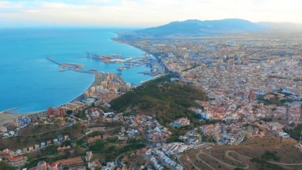 Malaga, Hiszpania. Panorama strzał przez Drone nad Malaga. Budynki miejskie i widok na morze. Statki i porty. — Wideo stockowe