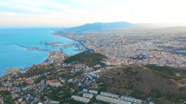 Malaga, Spanien. En Panorama bild av en drönare över Malaga. Stads byggnader och utsikt över havet. Fartyg och hamn. — Stockvideo