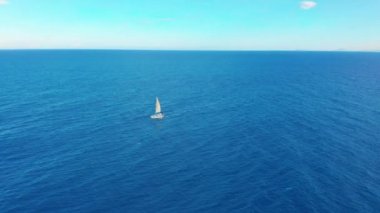 Açık denizde yat yelken. Yelkenli tekne. Yat drone 'dan görüldü. Yatçılık, havadan 4k.