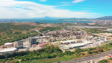 Havadan görünüm. Petrol rafinerisi, petrol endüstrisi.