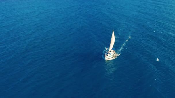 Légifelvétel. Vitorlás hajó nyílt tengeren napsütéses napon. Vitorlás hajó. — Stock videók