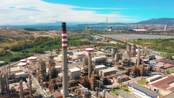 Vista aerea. Raffineria di petrolio. Zona industriale. Le attrezzature di raffinazione del petrolio. Primo piano degli oleodotti industriali di un impianto di raffinazione del petrolio. Grande raffineria di petrolio . — Video Stock