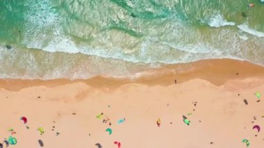 Havadan görünüm. Büyük dalgalar sahil Okyanusu üzerinde Rolling, dalgalar, Shoreline kırma.