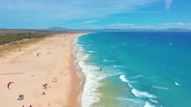 Vista aérea. kite surf en el océano azul, kitesurf desde el cielo en hiperlapso . — Vídeos de Stock