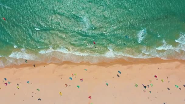 Widok z lotu ptaka. Tropikalna plaża z turkusową wodą i falami oceanu, widok z lotu ptaka. — Wideo stockowe