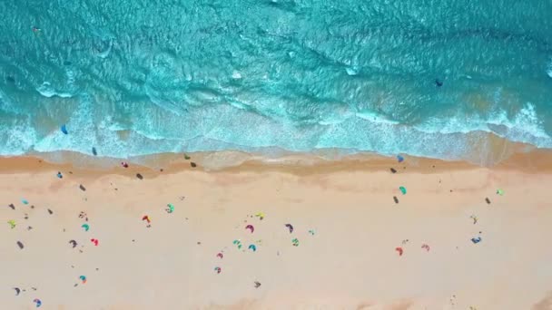 Vista aérea. Praia tropical com mar azul-turquesa e ondas, vista aérea — Vídeo de Stock