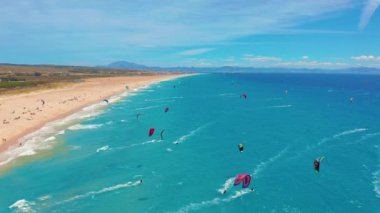 Havadan görünüm. tarifa uçurtma sörfçü ile dolu büyük bir plaj, İspanya.