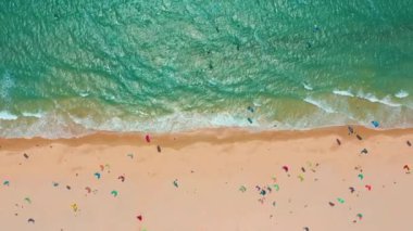 Havadan görünüm. Okyanus dalgaları, mavi okyanusta gökten Uçurtma Sörfü.