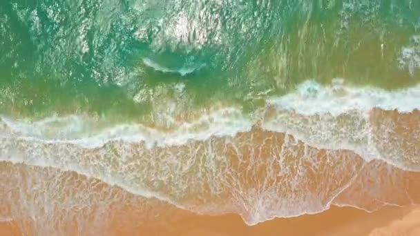 Flygvy. vågor bryter på vit sandstrand. Havsvågor på den vackra stranden. — Stockvideo