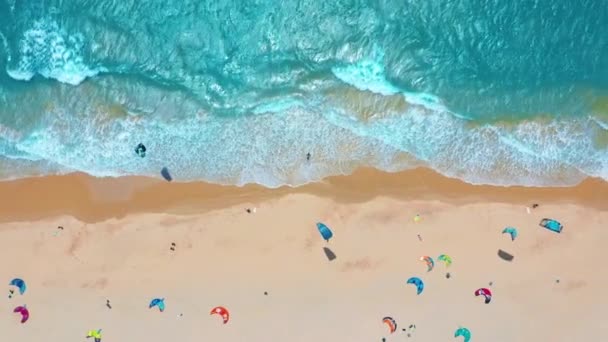 Widok z lotu ptaka. Tropikalna plaża z turkusową wodą i falami oceanu, widok z lotu ptaka. — Wideo stockowe