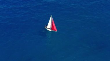 Havadan görünüm. Açık Deniz'de kırmızı yelkenli yelkenli yat.