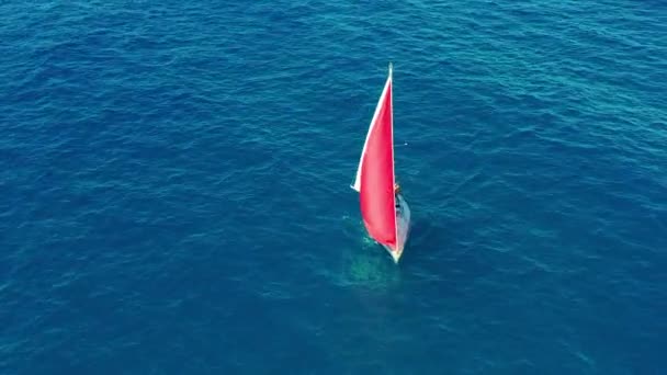 Jachtzeilen op open zee op zonnige dag. Zeilboot met rood zeil. — Stockvideo