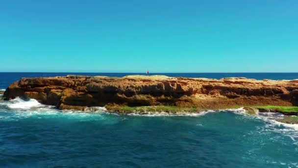 Luchtfoto. Mooie zeilboot op de achtergrond blauwe oceaan op een heldere zonnige dag. — Stockvideo