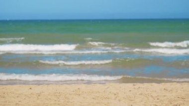 Çocuk pembe bir şişme çörek ile plaj boyunca çalışır, denizin arka planına karşı kum boyunca rulo. Rahatlama ve eğlence kavramı.