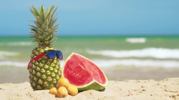 Tropische zomer mix vruchten met zee achtergrond. — Stockvideo