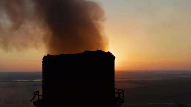 Füstös csövek: ipari termelés, növény. Sűrű füst származik ipari csövek. Füstölő kémény. — Stock videók