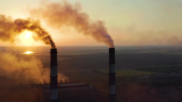 Buizen met rook: industriële productie. Dikke rook komt van industrieel chemney. Concept luchtvervuiling. — Stockvideo