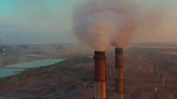 Tubi con fumo: produzione industriale. Il fumo denso viene dal camino industriale. Concetto inquinamento atmosferico . — Video Stock