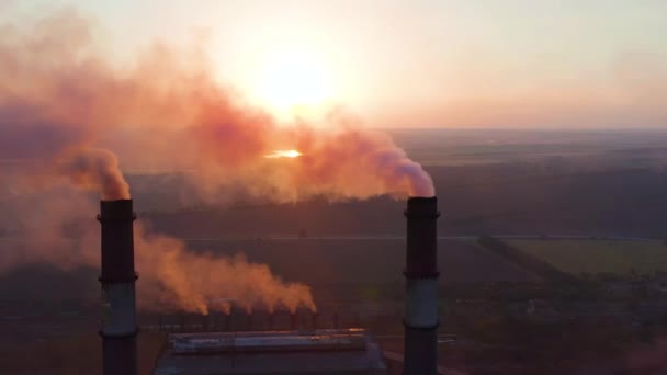 Tubos com fumaça: produção industrial, planta. A fumaça densa vem de tubos industriais. Chaminé para fumar . — Vídeo de Stock