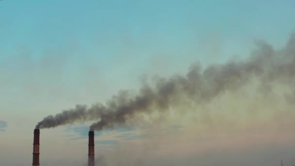 Pfeifen mit Rauch: Industrieproduktion. Dichter Rauch quillt aus dem Industrieschornstein. Konzept Luftverschmutzung. — Stockvideo
