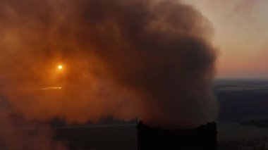 Dumanlı borular: endüstriyel üretim. Yoğun duman endüstriyel chemney geliyor. Konsept hava kirliliği.