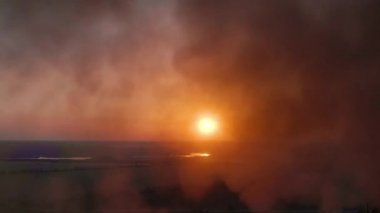 Havadan görünüm. Endüstriyel borulardan atmosfere emisyon. Sigara bacası.
