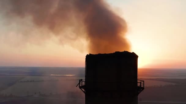 Pfeifen mit Rauch: Industrieproduktion, Fabrik. Dichter Rauch quillt aus Industrieröhren. Rauchender Schornstein. — Stockvideo