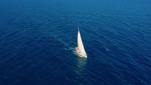 Αεροφωτογραφία. Γιοτ που πλέει σε ανοιχτή θάλασσα την ηλιόλουστη μέρα. Ιστιοπλοϊκό σκάφος στη θάλασσα. — Αρχείο Βίντεο