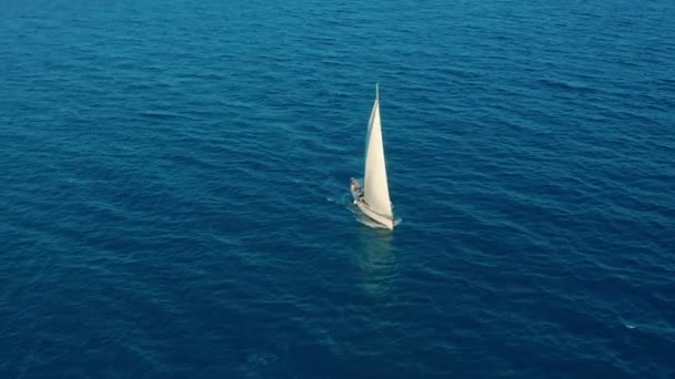 Vista aérea. Iate navegando em mar aberto no dia ensolarado. Barco à vela no mar . — Vídeo de Stock