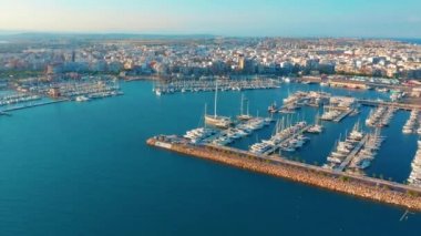 Yelkenli tekneler ile havadan görünüm marina.
