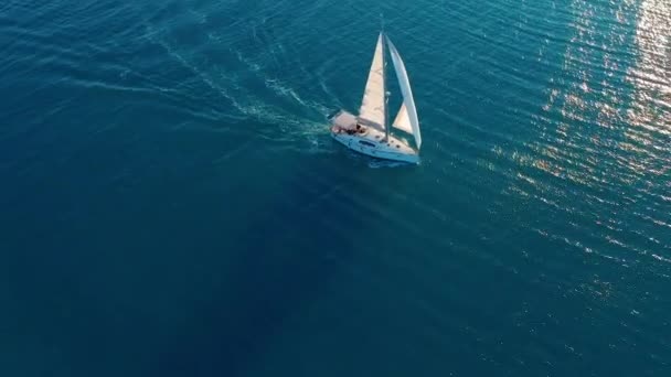 Légifelvétel. Gyönyörű kilátás Yacht vitorláshajó a nyílt tengeren. — Stock videók